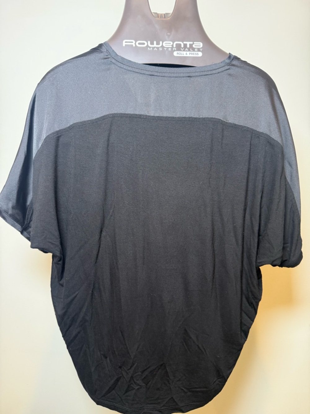 White House Black Marker WomenShort Sleeve V-Neck Shirt - Black silky flowy type - Picture 10 of 12